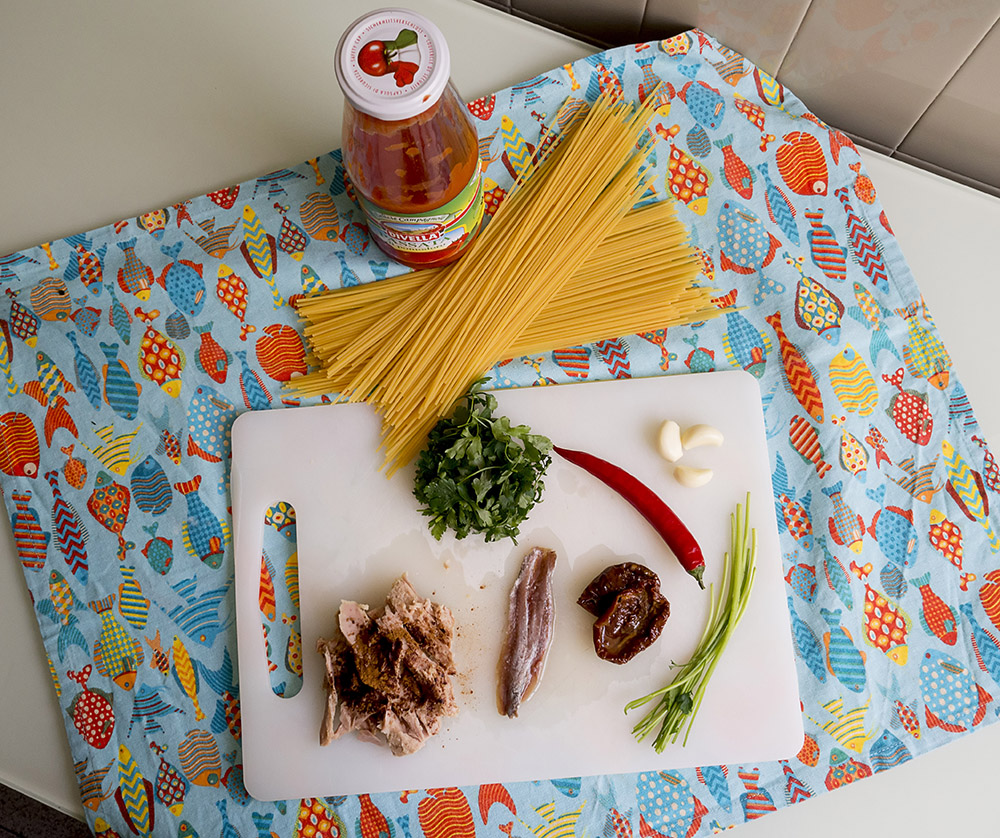 OLYMPUS DIGITAL CAMERA Spaghetti alla puttanesca com atum